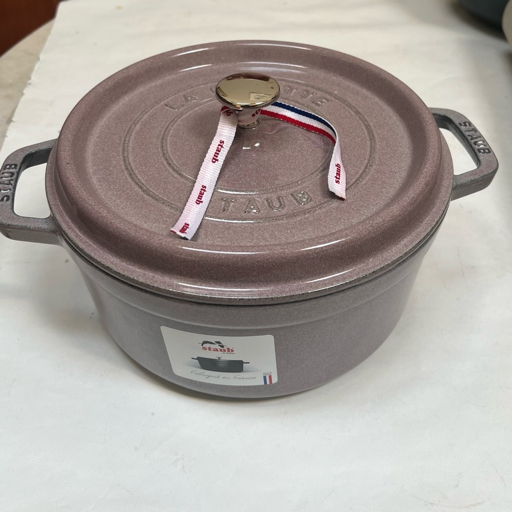New STAUB Cast Iron Dutch Oven 4 qt Round Cocotte Lilac Made In France